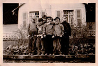 1957: Jungengruppe vor  der Außen-Liege-Veranda. Rudi Merten 2.v.r.